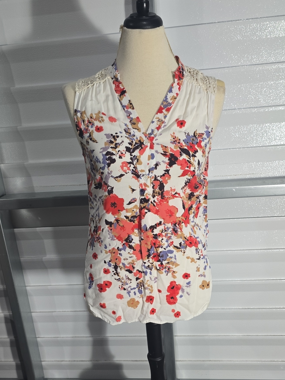 Pixley White Floral Sleeveless V-Neck Top with Red and Blue Flowers Size Medium